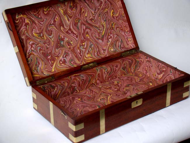 An outstanding English brass bound 'flame' mahogany gun or instrument box circa 1835 — image 3